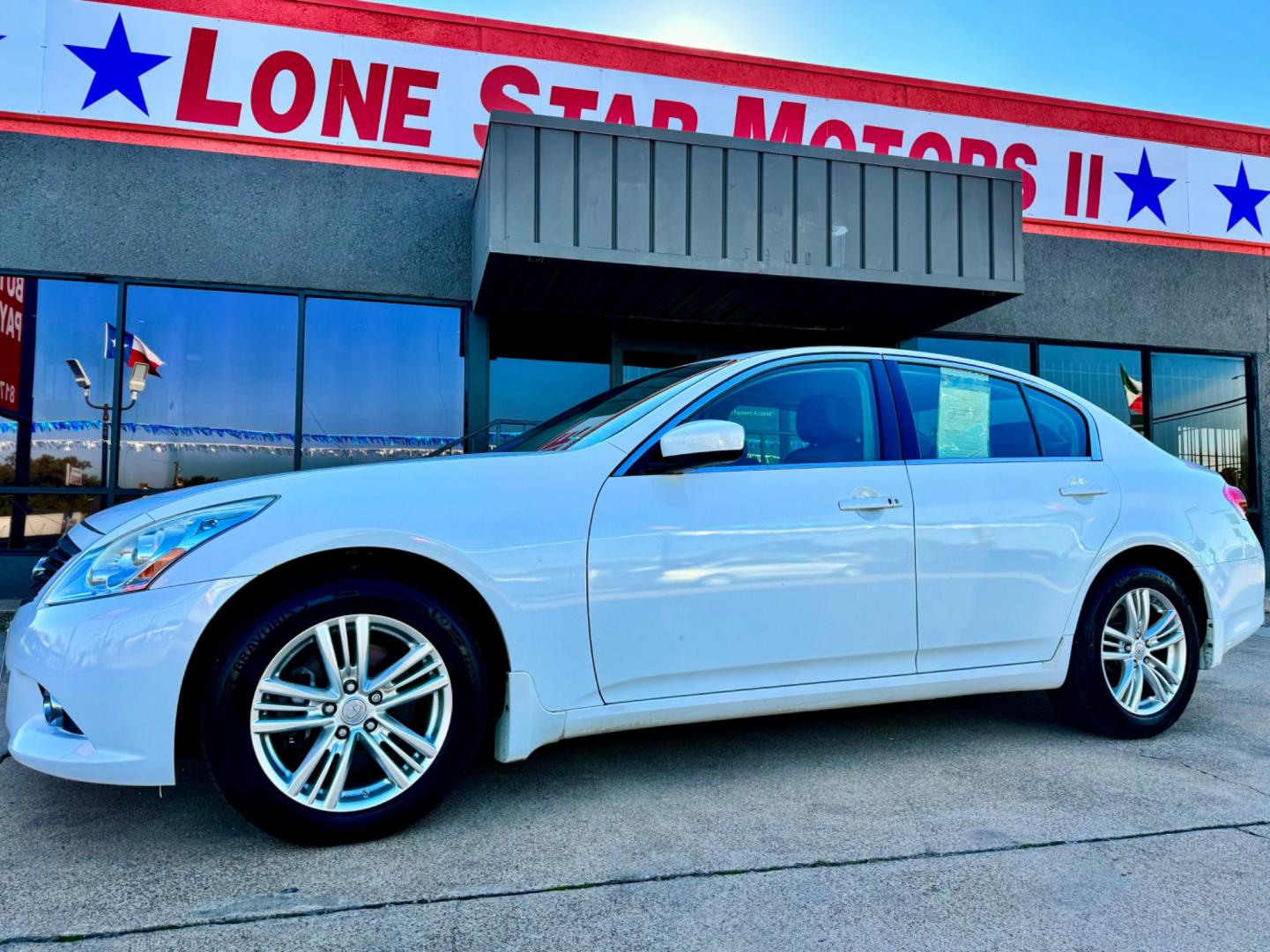 2015 WHITE INFINITI Q40 BASE (JN1CV6AR0FM) , located at 5900 E. Lancaster Ave., Fort Worth, TX, 76112, (817) 457-5456, 0.000000, 0.000000 - This is a 2015 INFINITI Q40 BASE 4 DOOR SEDAN that is in excellent condition. There are no dents or scratches. The interior is clean with no rips or tears or stains. All power windows, door locks and seats. Ice cold AC for those hot Texas summer days. It is equipped with a CD player, AM/FM radio, AU - Photo#0